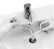 Et bilde som inneholder Badarmatur, vask, kran, personKI-generert innhold kan være feil.